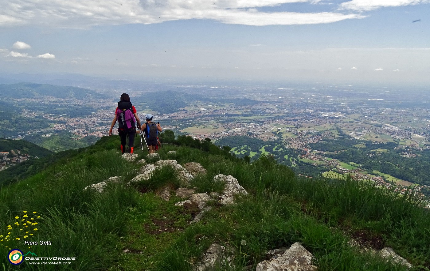 70 Scendiamo con vista sull'alta pianura bergamasca....JPG -                                